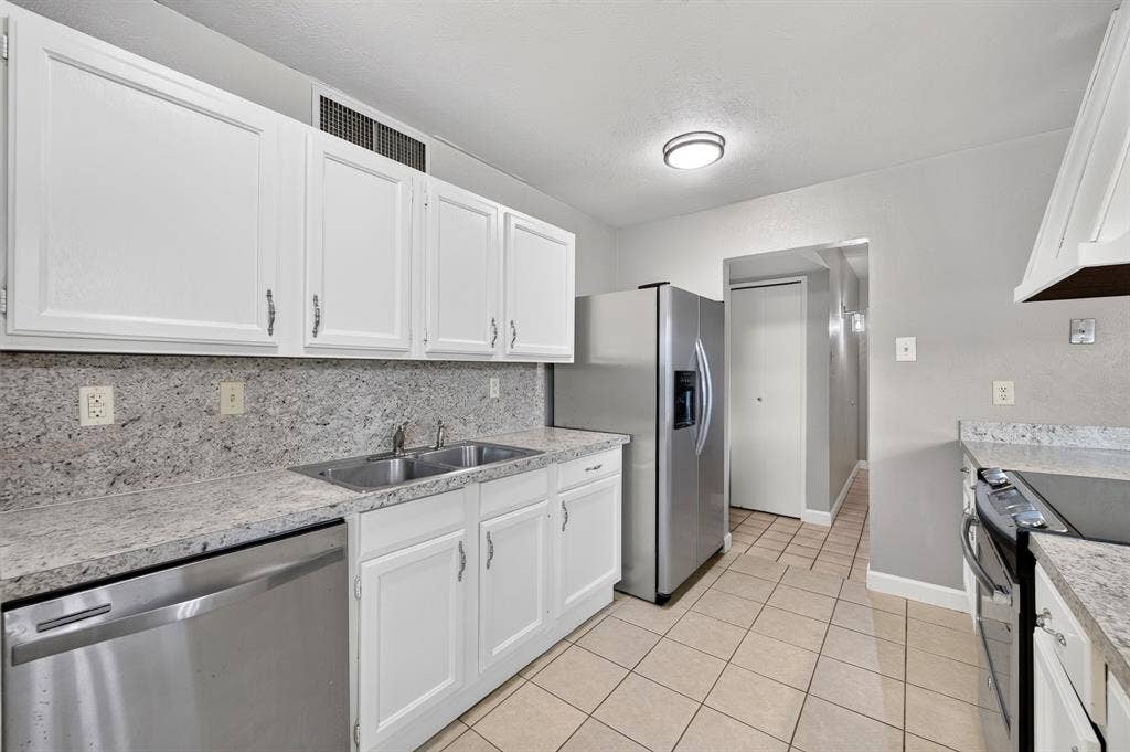 555 Hawthorne Drive, Allen, TX 75002 555 Hawthorne Drive, Allen, TX 75002
