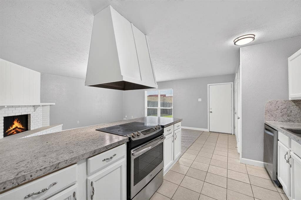 555 Hawthorne Drive, Allen, TX 75002 555 Hawthorne Drive, Allen, TX 75002