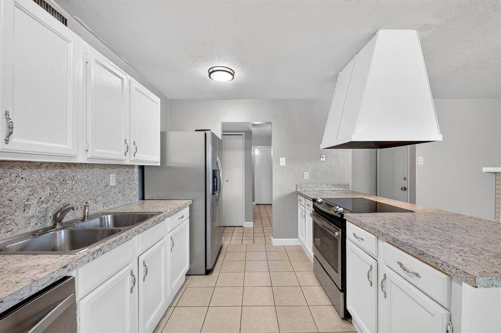 555 Hawthorne Drive, Allen, TX 75002 555 Hawthorne Drive, Allen, TX 75002