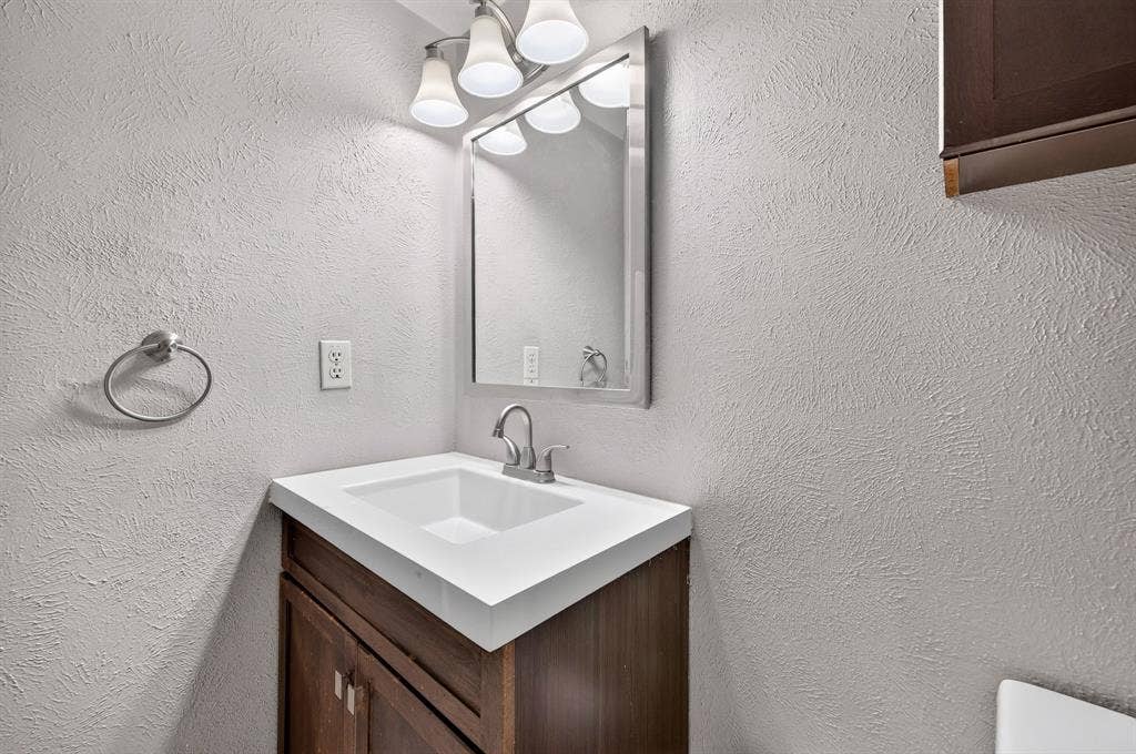 555 Hawthorne Drive, Allen, TX 75002 555 Hawthorne Drive, Allen, TX 75002