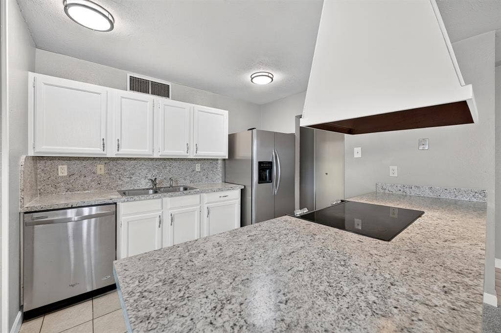 555 Hawthorne Drive, Allen, TX 75002 555 Hawthorne Drive, Allen, TX 75002