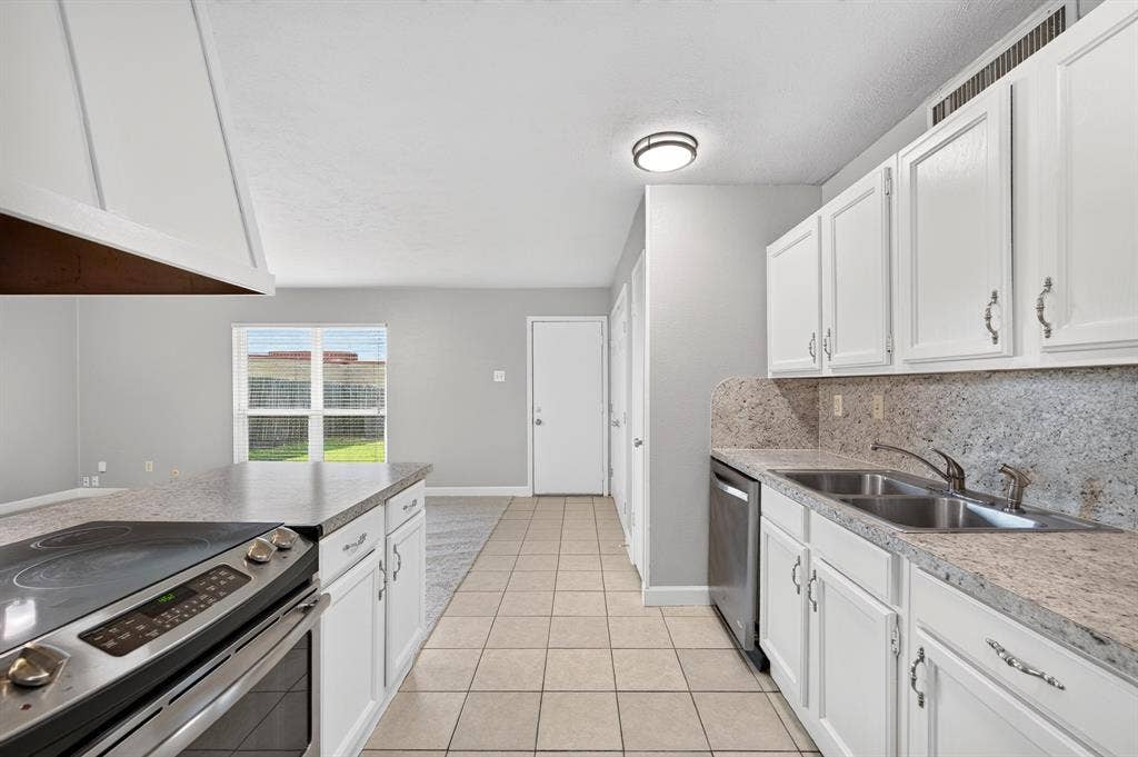 555 Hawthorne Drive, Allen, TX 75002 555 Hawthorne Drive, Allen, TX 75002