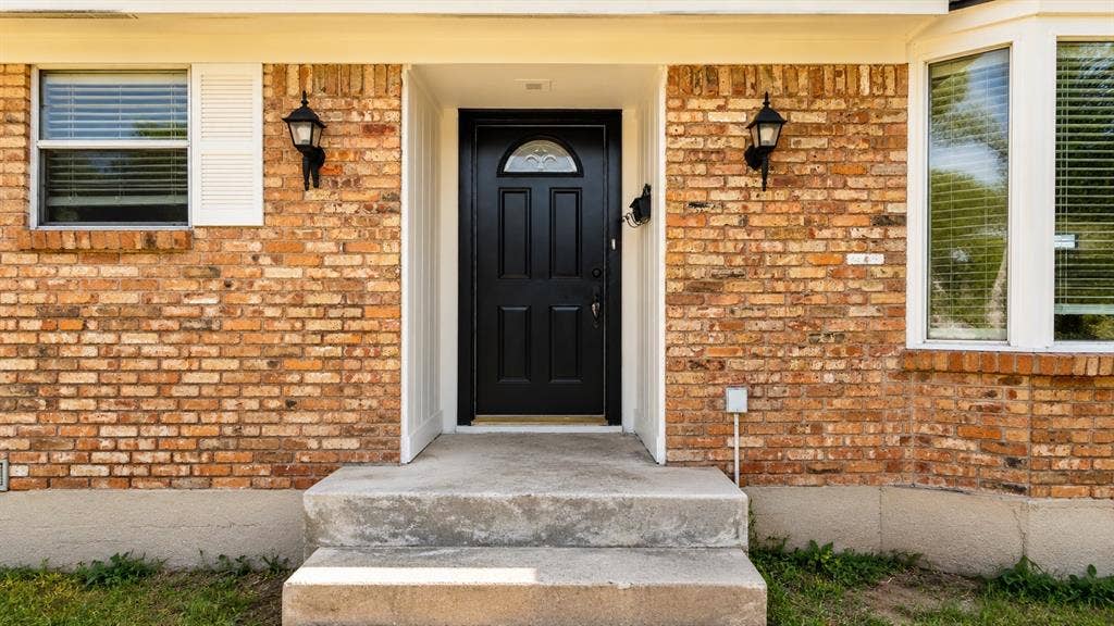 946 Highland Oaks Drive, Dallas, TX 75232