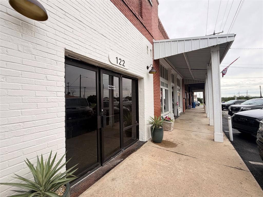 122 W Mccart Street, Krum, TX 76249 Front of retail space.