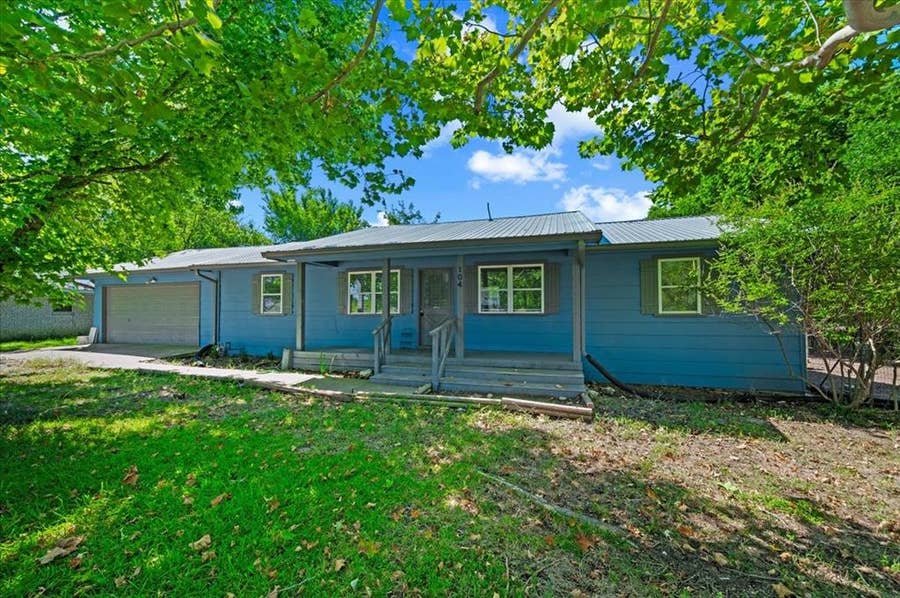 Property photo for 104 Parker Street, Italy, TX