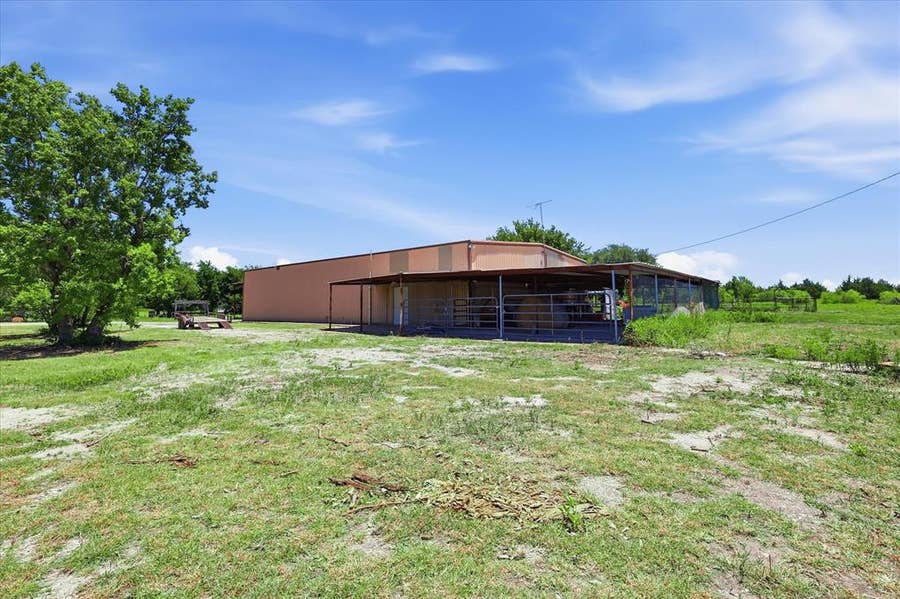 Property photo for 611 Johnston Road, Waxahachie, TX