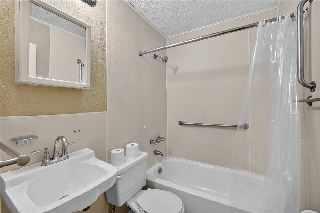 4450 Percy Street, Lancaster, TX 75134 Bathroom