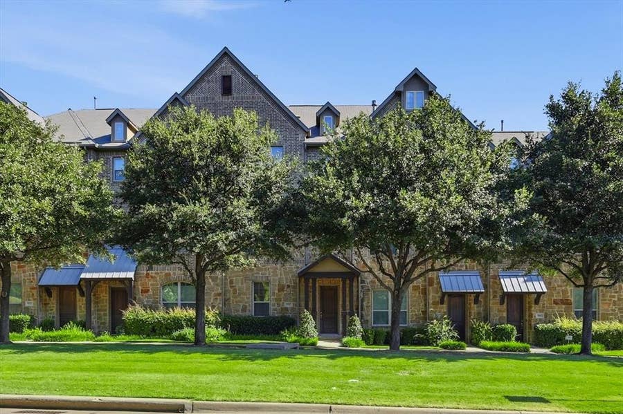 Property photo for 511 W Royal Lane, Irving, TX
