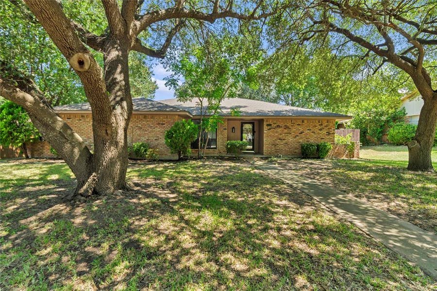 Property photo for 801 Waynelee Drive, Lancaster, TX