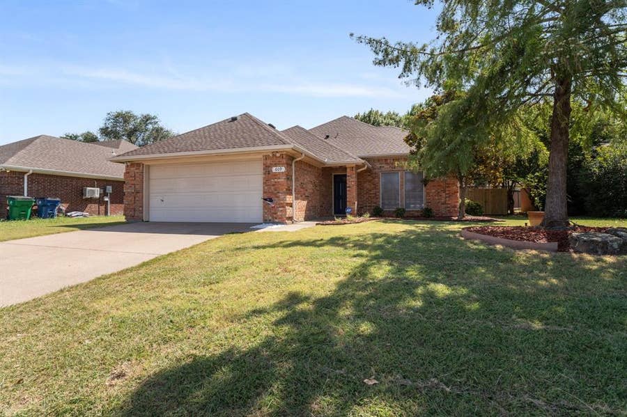 Property photo for 609 Columbia Avenue, Waxahachie, TX