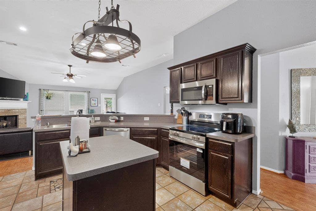 1012 Hidden View Court, Burleson, TX 76028 1012 Hidden View Court, Burleson, TX 76028