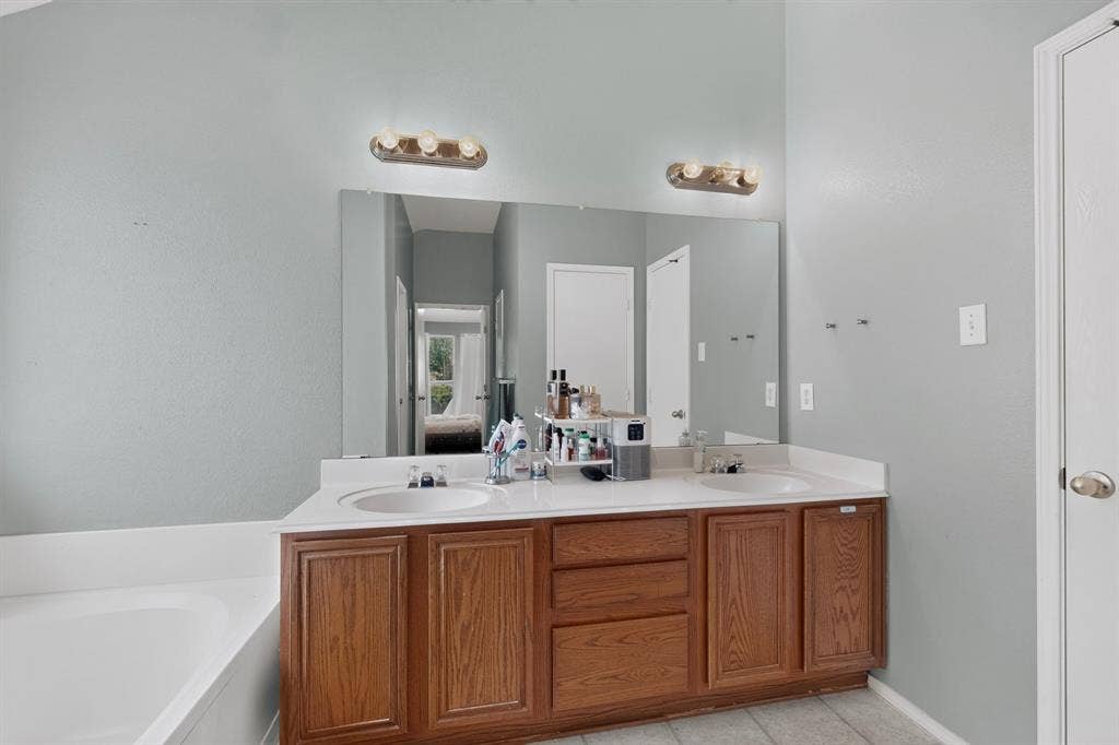1012 Hidden View Court, Burleson, TX 76028 master bathroom