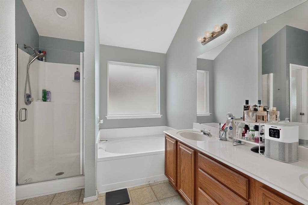 1012 Hidden View Court, Burleson, TX 76028 Master bathroom