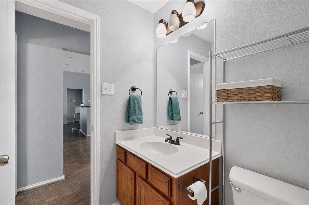 1012 Hidden View Court, Burleson, TX 76028 Second Bathroom