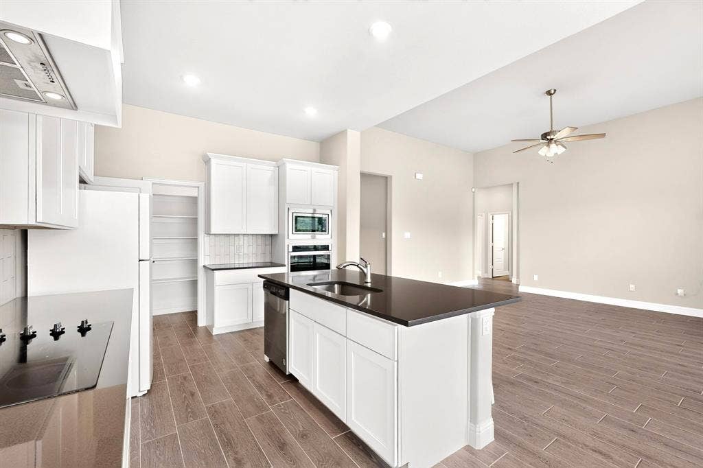 690 Serenity Lane, Red Oak, TX 75154 690 Serenity Lane, Red Oak, TX 75154
