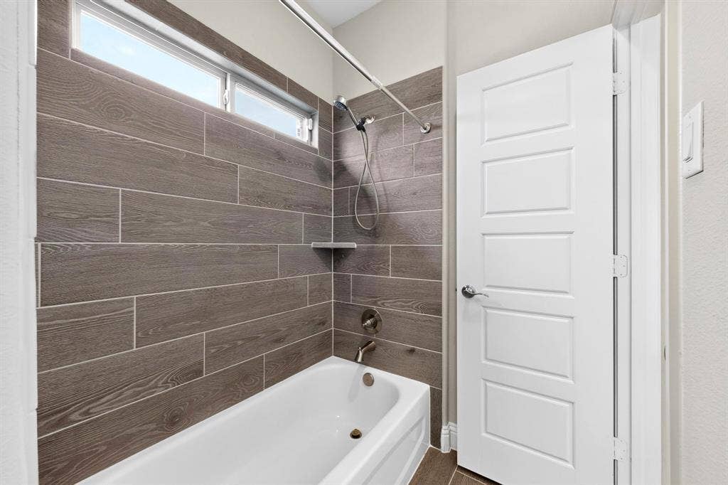 690 Serenity Lane, Red Oak, TX 75154 Tub shower combo