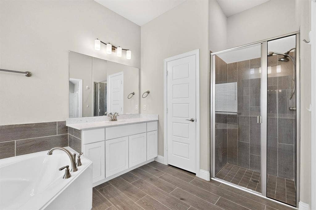 690 Serenity Lane, Red Oak, TX 75154 Separate tub and shower