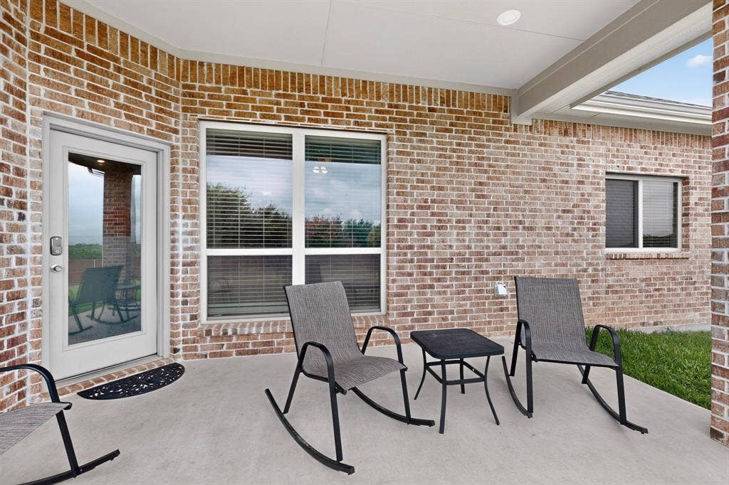 690 Serenity Lane, Red Oak, TX 75154 Covered back patio