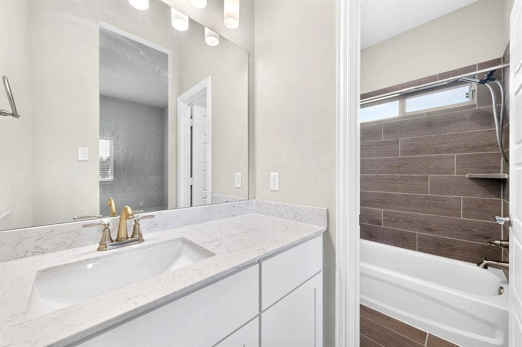 690 Serenity Lane, Red Oak, TX 75154 Secondary bathroom