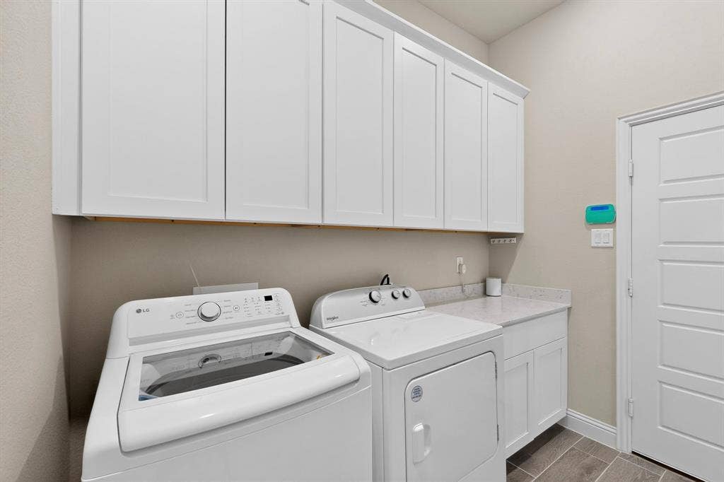 690 Serenity Lane, Red Oak, TX 75154 Separate utility room with full size W/D
