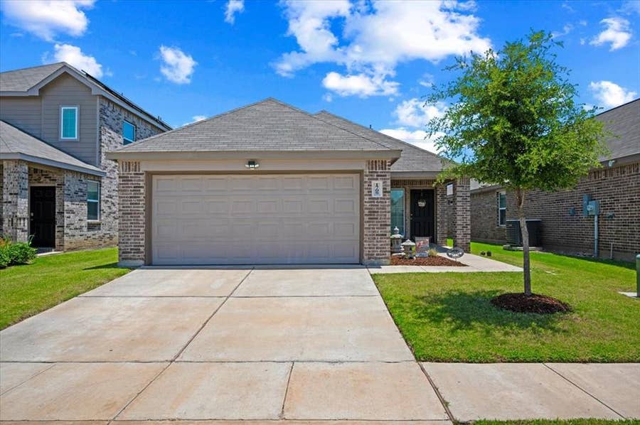 Property photo for 1709 Mark Lane, Ennis, TX