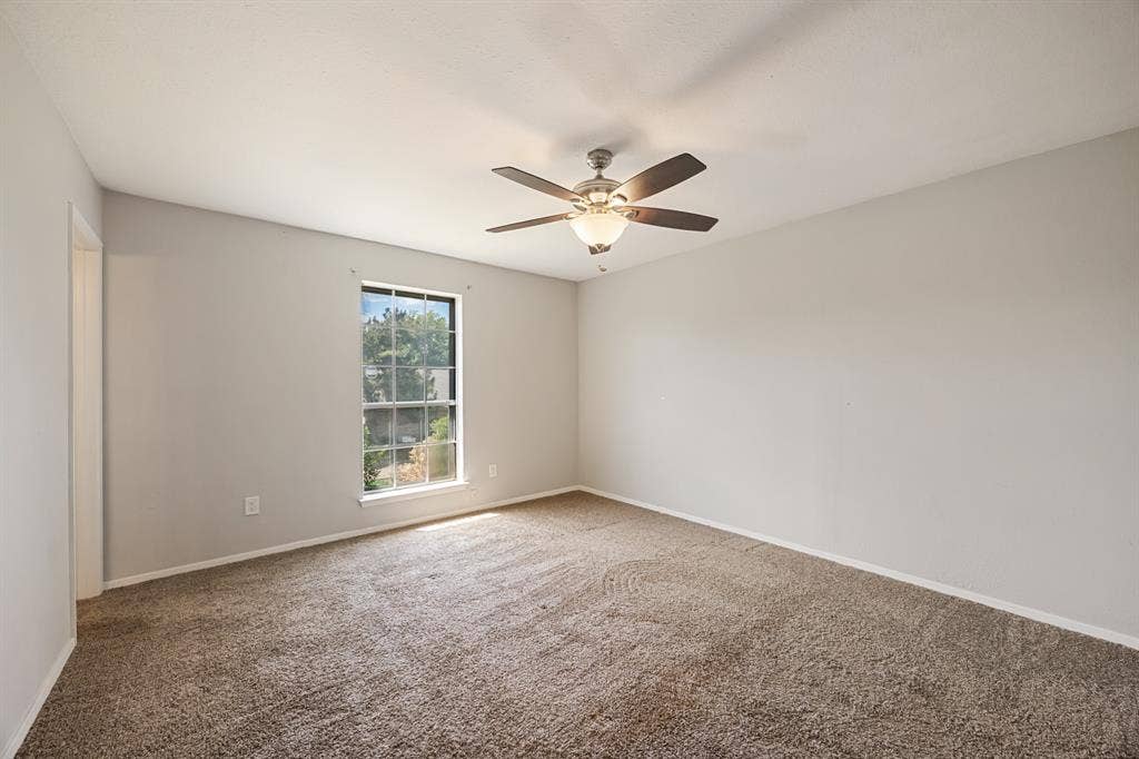 1 E Mountain Lane, #33, Grand Prairie, TX 75052 Empty room