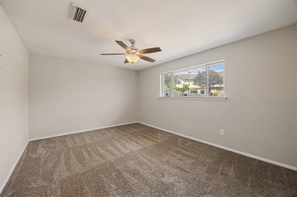 1 E Mountain Lane, #33, Grand Prairie, TX 75052 Empty room