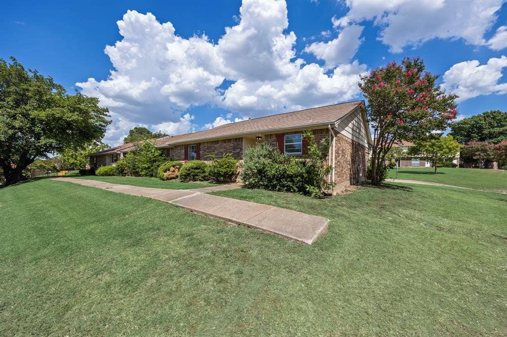 1 E Mountain Lane, #33, Grand Prairie, TX 75052 Front house