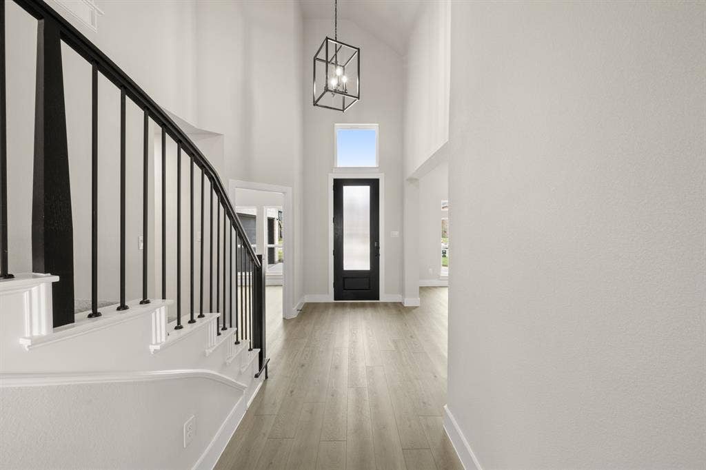 3731 Milwaukee- Entry-1