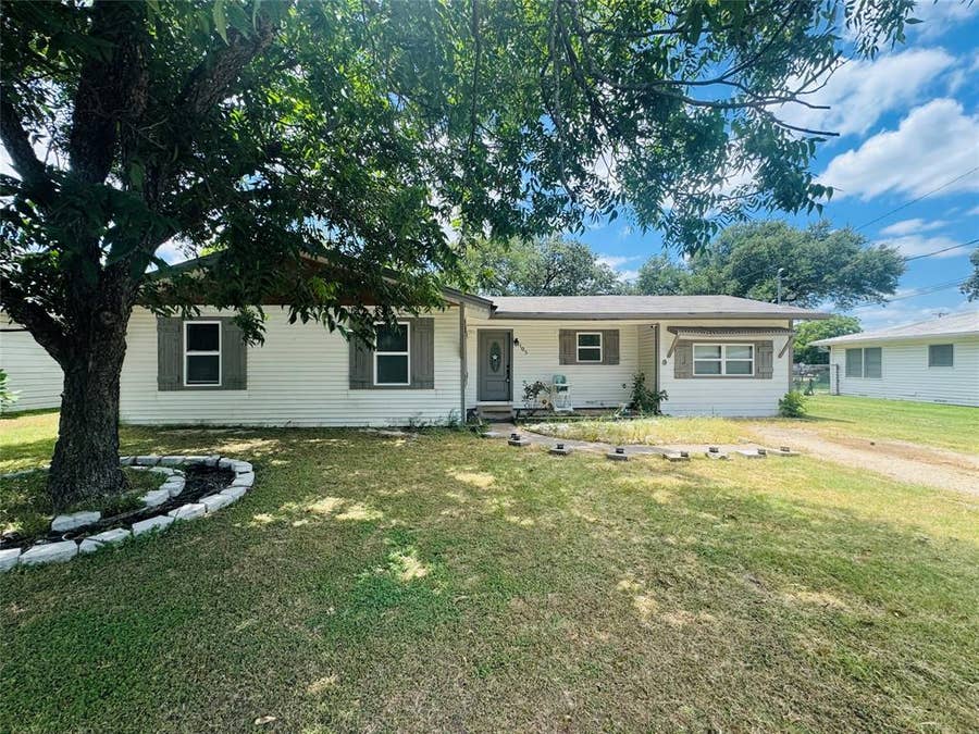 Property photo for 105 S Lakeview Drive, Lacy Lakeview, TX