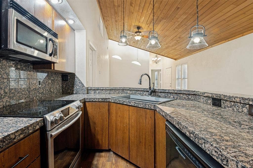 630 NW 11th Street, Grand Prairie, TX 75050 630