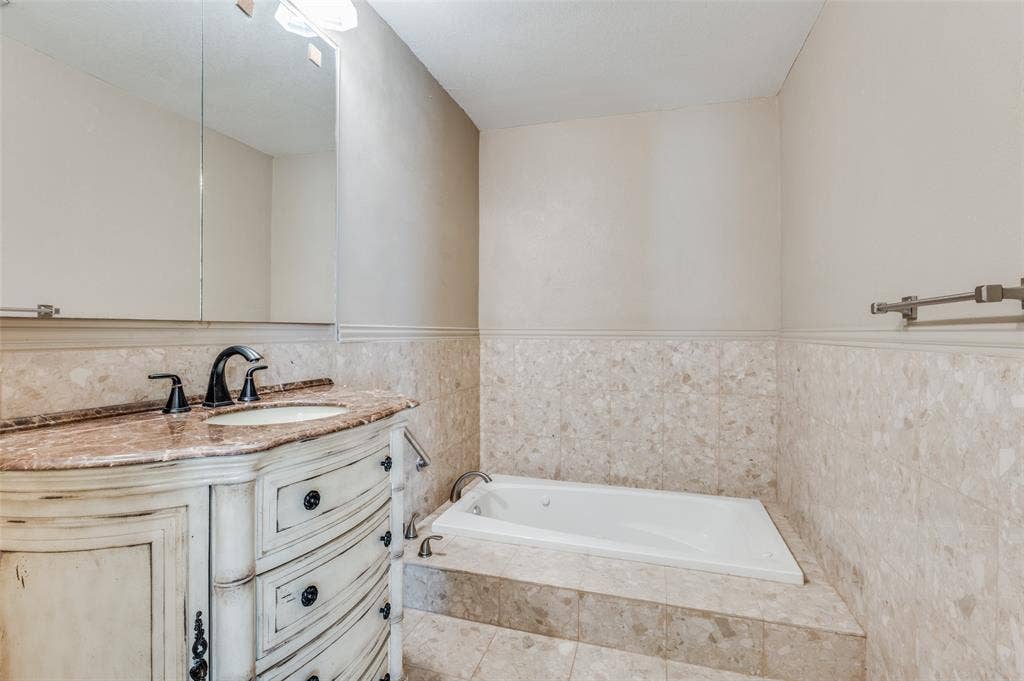 630 NW 11th Street, Grand Prairie, TX 75050 632