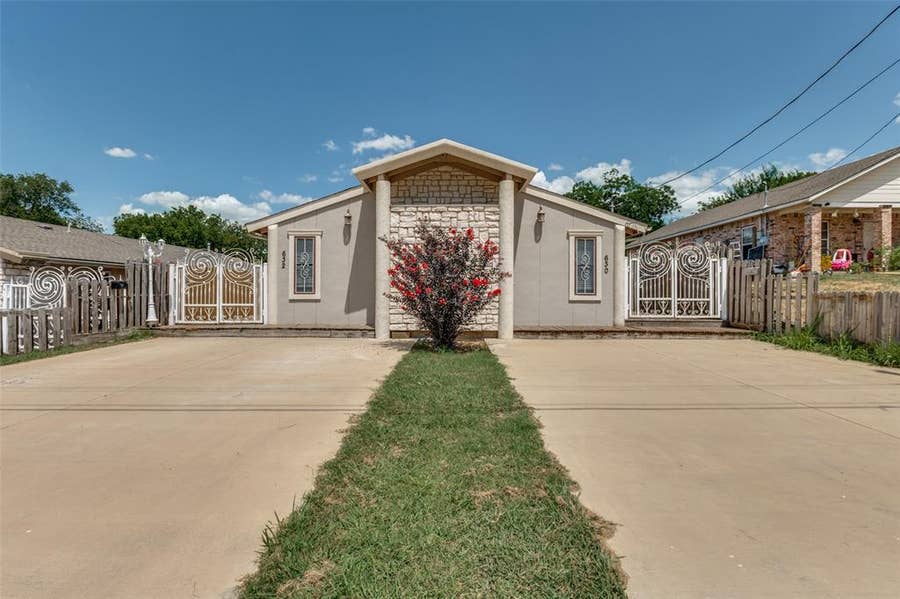 Property photo for 630 NW 11th Street, Grand Prairie, TX