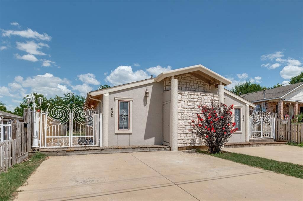 630 NW 11th Street, Grand Prairie, TX 75050 630 NW 11th Street, Grand Prairie, TX 75050
