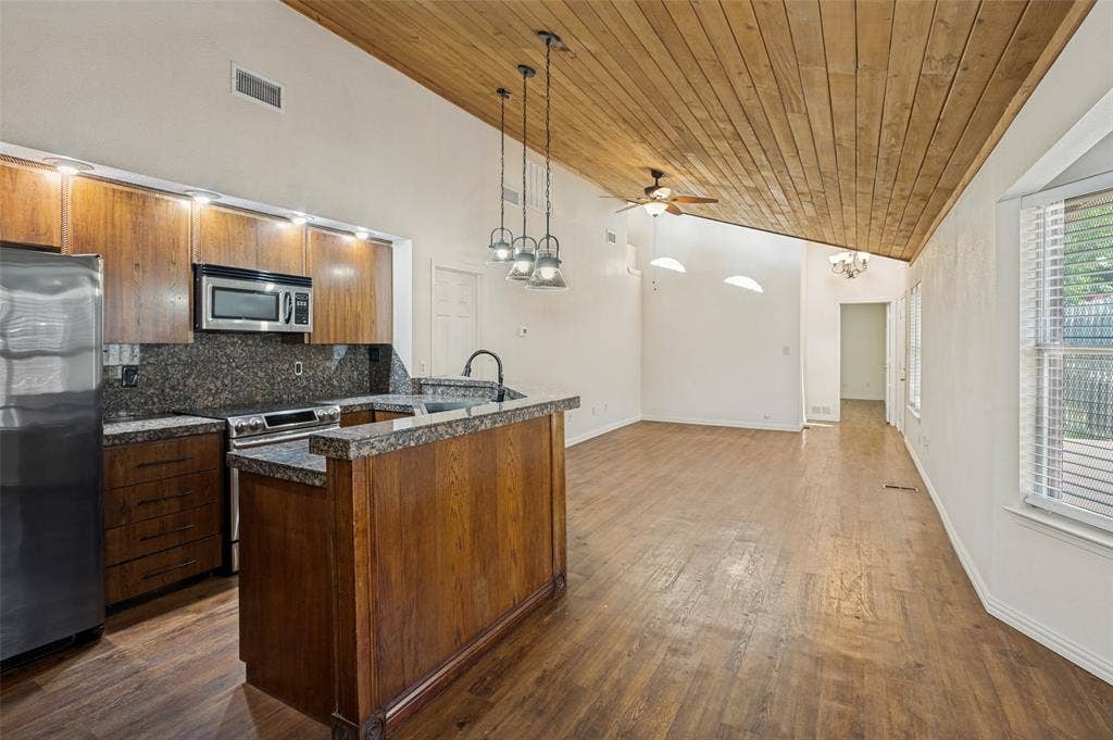 630 NW 11th Street, Grand Prairie, TX 75050 630