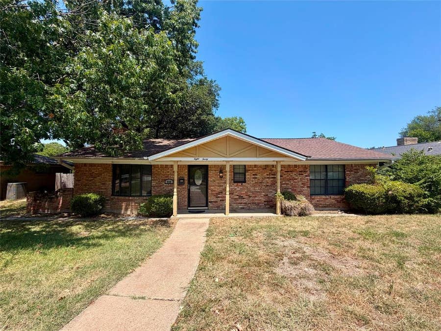 Property photo for 830 Windsor Place, Grand Prairie, TX