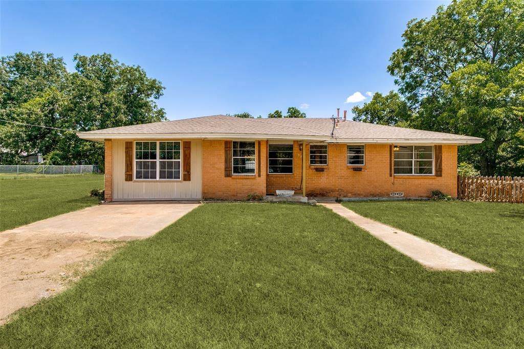 308 N Avenue C, Springtown, TX 76082 308 N Avenue C, Springtown, TX 76082