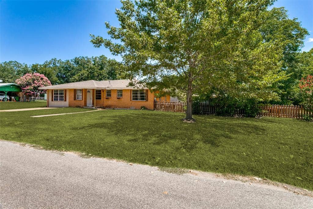 308 N Avenue C, Springtown, TX 76082 308 N Avenue C, Springtown, TX 76082