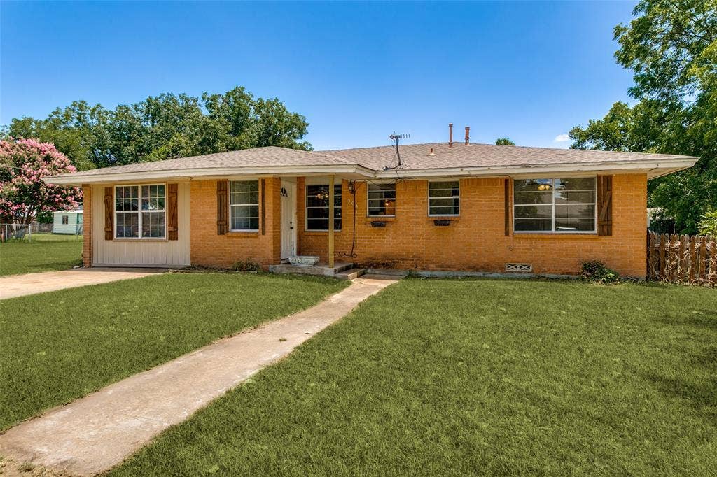 308 N Avenue C, Springtown, TX 76082 308 N Avenue C, Springtown, TX 76082