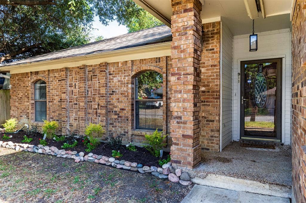 911 Gwinnett Circle, Arlington, TX 76017 Front of home