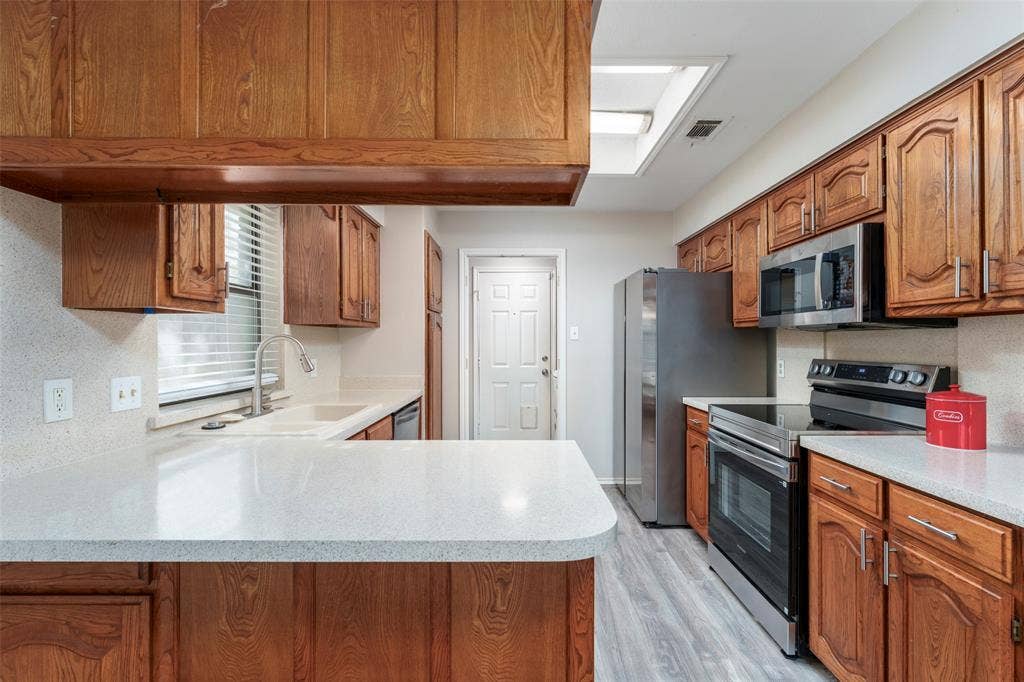 911 Gwinnett Circle, Arlington, TX 76017 Large kitchen with new oven