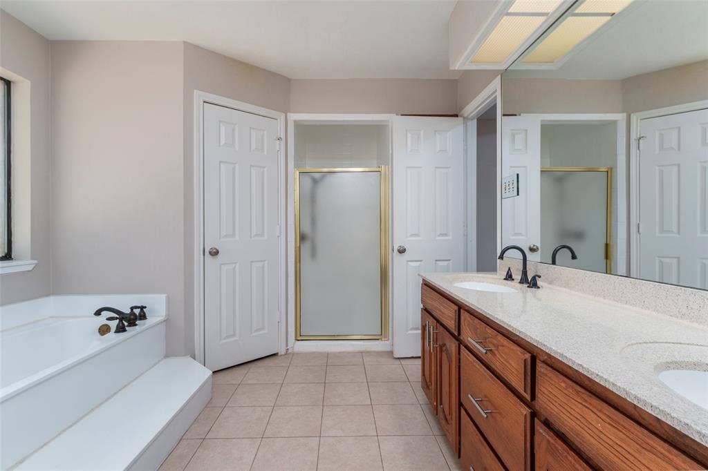 911 Gwinnett Circle, Arlington, TX 76017 Primary bathroom with his and hers closets