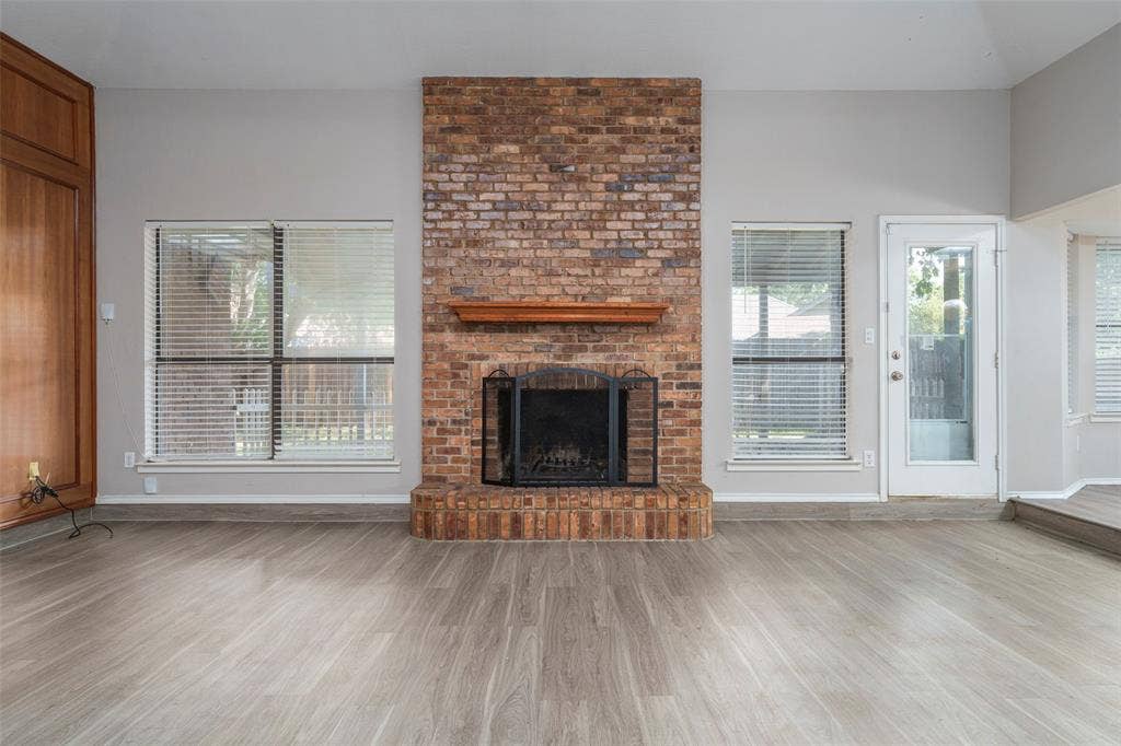 911 Gwinnett Circle, Arlington, TX 76017 Huge family room with vaulted ceilings and wood-burning fireplace
