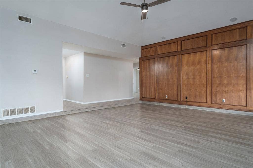 911 Gwinnett Circle, Arlington, TX 76017 Lots of room to entertain
