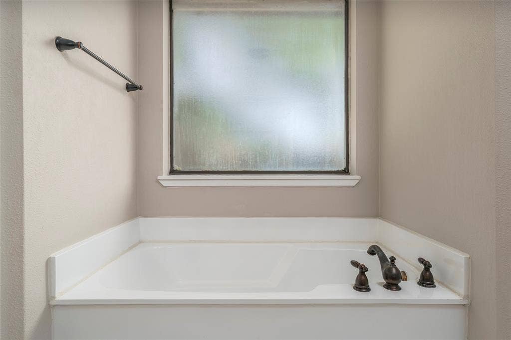 911 Gwinnett Circle, Arlington, TX 76017 Separate bathtub and shower