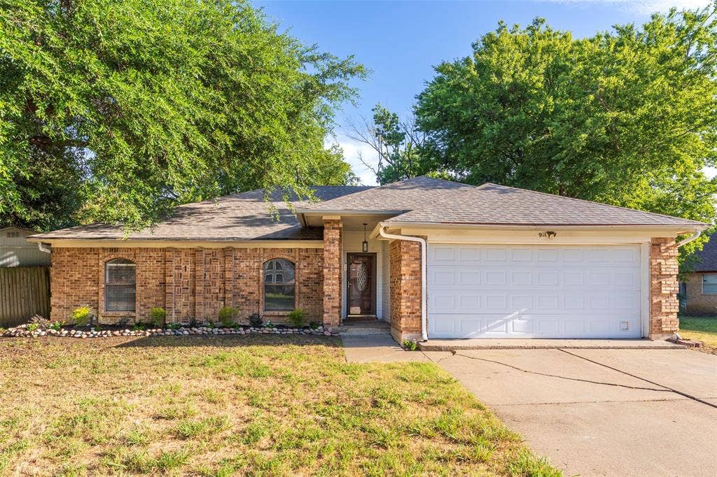 911 Gwinnett Circle, Arlington, TX 76017 Welcome home!!