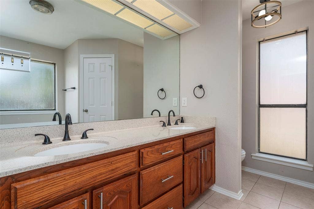 911 Gwinnett Circle, Arlington, TX 76017 Double sinks