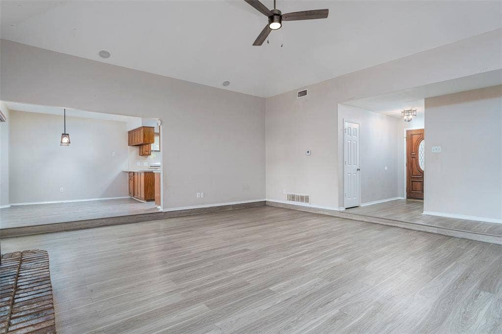 911 Gwinnett Circle, Arlington, TX 76017 Open concept living and dining