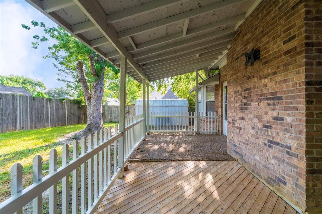911 Gwinnett Circle, Arlington, TX 76017 Huge covered porch backyard
