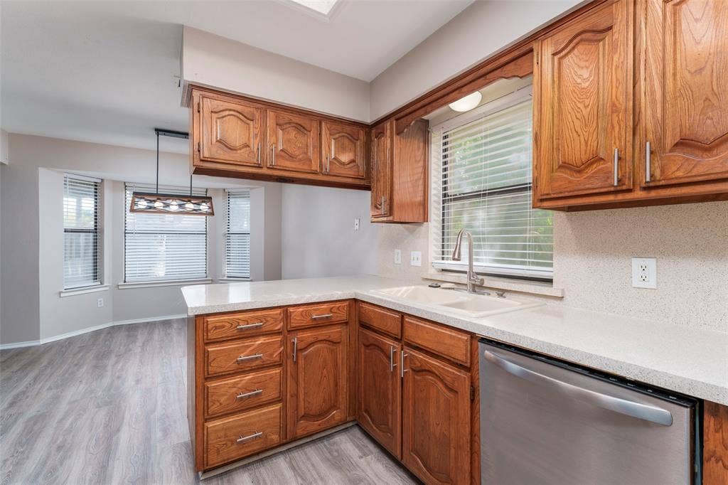 911 Gwinnett Circle, Arlington, TX 76017 Peninsula off kitchen for extra seating